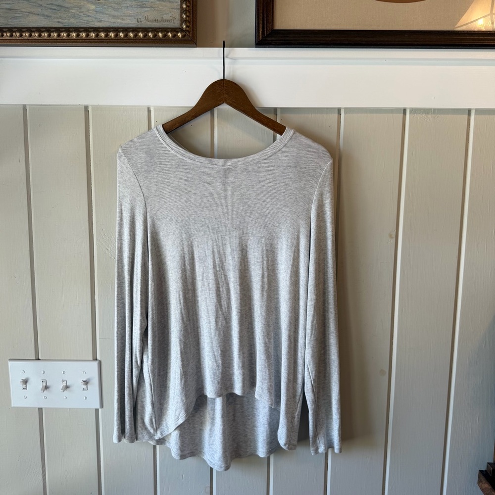 NWOT Women’s Athleta Light Heather Gray Long Sleeve Relaxed Draped Tee, Size M